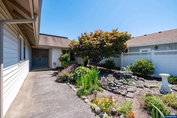 Property Slideshow image 3 of 40 | 3274 oakcrest dr, Salem, OR, 97304