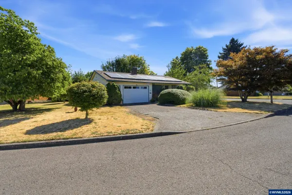 Property Slideshow image 2 of 25 | 1404 umpqua rd, Woodburn, OR, 97071