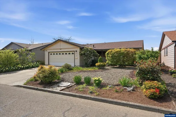 Property Slideshow image 2 of 48 | 375 s columbia dr, Woodburn, OR, 97071