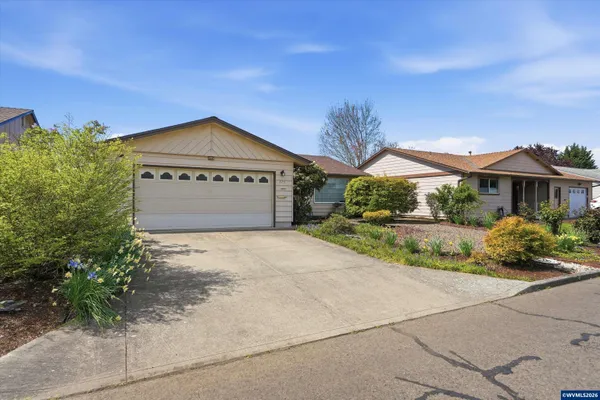 Property Slideshow image 3 of 48 | 375 s columbia dr, Woodburn, OR, 97071