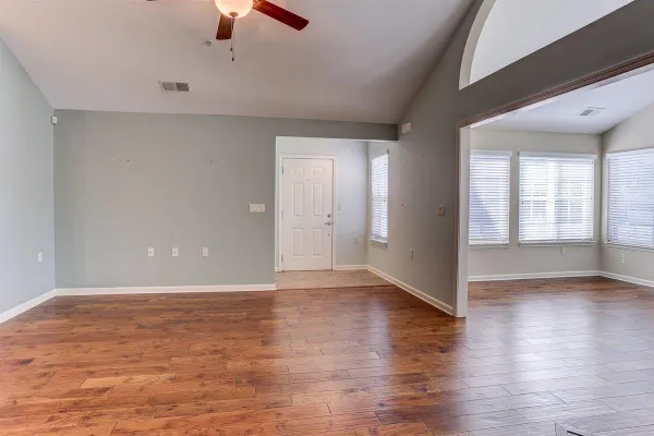 Property Slideshow image 3 of 21 | 1592 w southfield cir 52, Memphis, TN, 38016