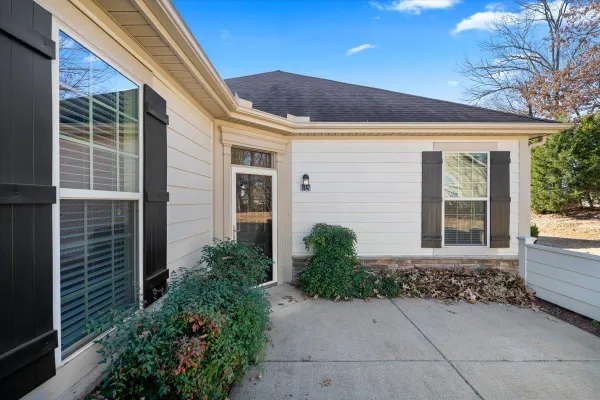 Property Slideshow image 3 of 24 | 1647 w southfield cir, Cordova, TN, 38016