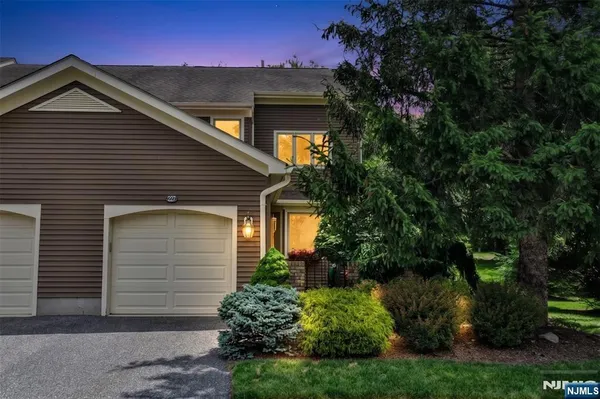 Property Slideshow image 2 of 48 | 227 westervelt ln, Mahwah, NJ, 07430