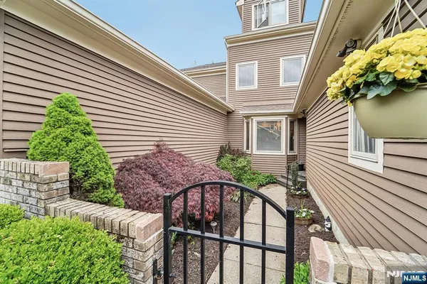 Property Slideshow image 2 of 34 | 224 westervelt ln, Mahwah, NJ, 07430