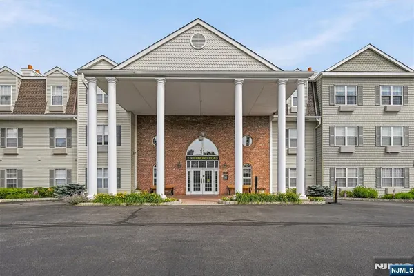 Property Slideshow image 3 of 27 | 2 richmond rd 302, West Milford, NJ, 07480