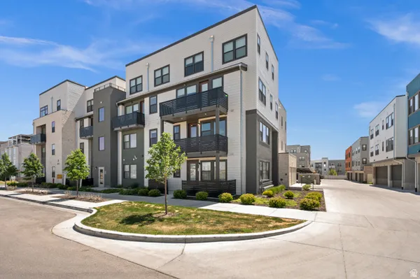 Property Slideshow image 2 of 28 | 5227 w reventon dr b201, South Jordan, UT, 84009