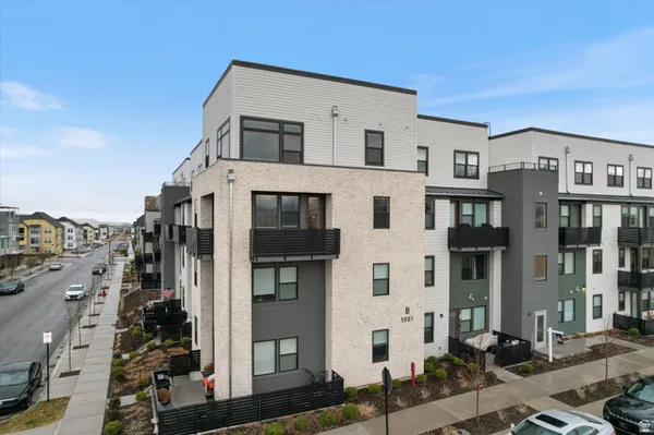 Property Slideshow image 3 of 31 | 5227 w reventon dr b305, South Jordan, UT, 84009