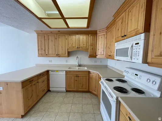 Property Slideshow image 3 of 14 | 11085 s grape arbor pl 102, Sandy, UT, 84070