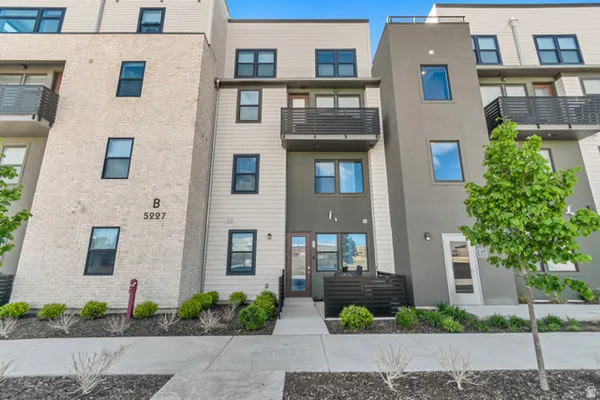 Property Slideshow image 2 of 29 | 5227 w reventon dr b102, South Jordan, UT, 84009
