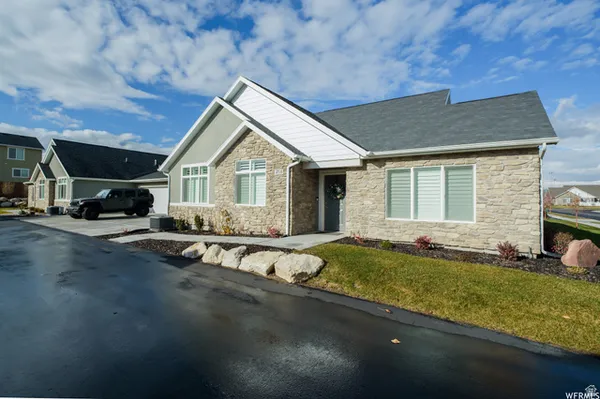 Property Slideshow image 2 of 34 | 473 s short horse ln b, Saratoga Springs, UT, 84045