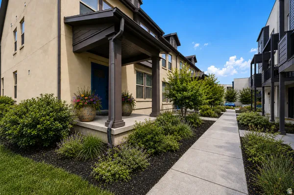Property Slideshow image 2 of 16 | 11338 s willow walk dr, South Jordan, UT, 84009