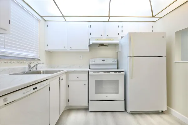 Property Slideshow image 2 of 25 | 6870 royal palm blvd apt 210m, Margate, FL, 33063