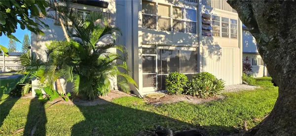 Property Slideshow image 3 of 31 | 7827 golf circle dr 101, Margate, FL, 33063