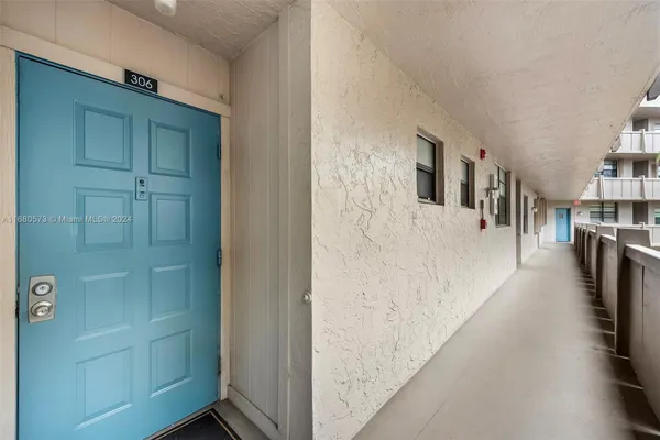 Property Slideshow image 2 of 37 | 1001 colony point cir apt 306, Pembroke Pines, FL, 33026