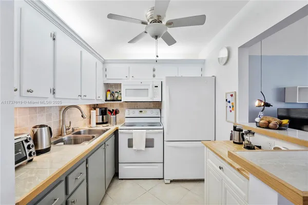 Property Slideshow image 3 of 39 | 143 oakridge j # 143, Deerfield Beach, FL, 33442