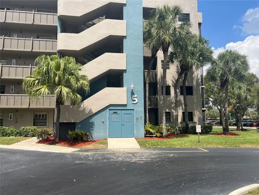 Property Slideshow image 2 of 22 | 1001 colony point cir 114, Pembroke Pines, FL, 33026