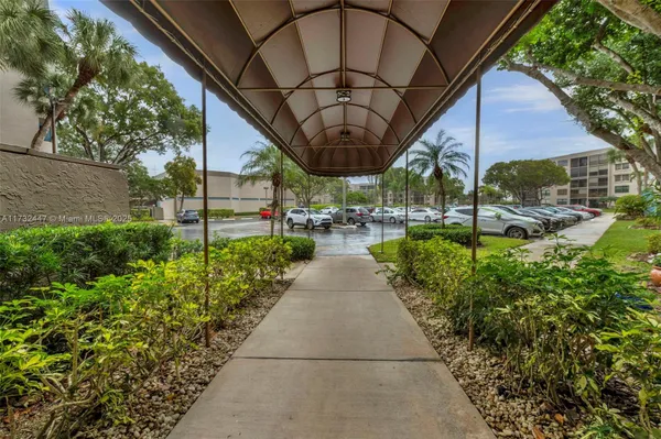 Property Slideshow image 2 of 42 | 1100 colony point cir 119, Pembroke Pines, FL, 33026