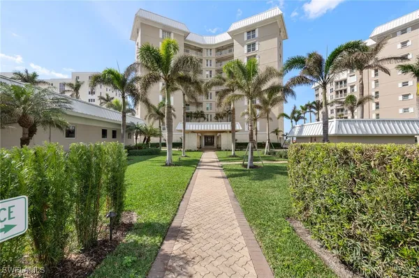 Property Slideshow image 2 of 29 | 2901 gulf shore blvd n apt 701s, Naples, FL, 34103