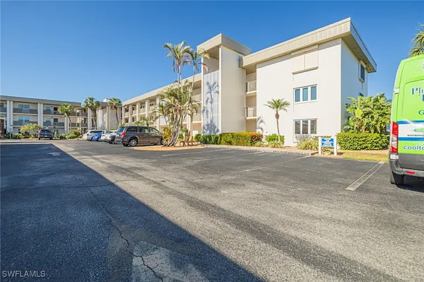 Property Slideshow image 3 of 38 | 6102 augusta dr 103, Fort Myers, FL, 33907