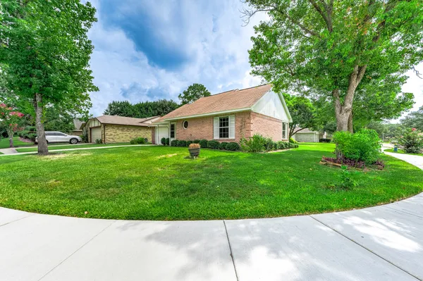 Property Slideshow image 3 of 31 | 915 w primrose meadows cir, Pearland, TX, 77584