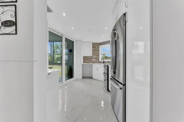 Property Slideshow image 2 of 60 | 3661 via poinciana apt 206, Lake Worth, FL, 33467