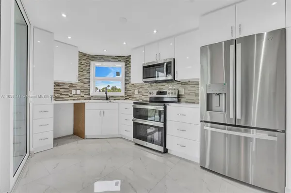 Property Slideshow image 3 of 60 | 3661 via poinciana apt 206, Lake Worth, FL, 33467