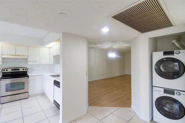 Property Slideshow image 2 of 35 | 571 sw 142nd ave 209o, Pembroke Pines, FL, 33027