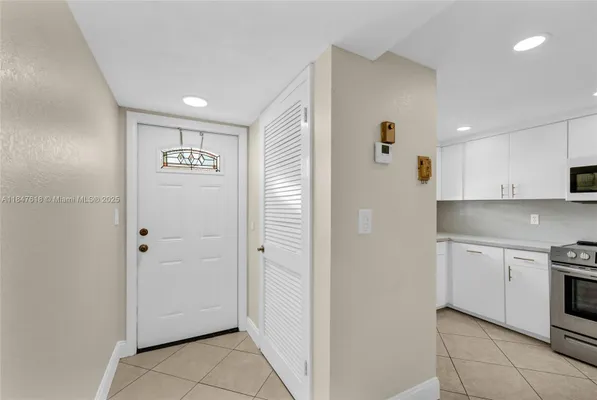 Property Slideshow image 2 of 44 | 681 s hollybrook dr 109, Pembroke Pines, FL, 33025