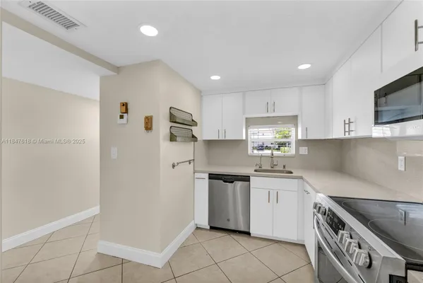 Property Slideshow image 3 of 44 | 681 s hollybrook dr 109, Pembroke Pines, FL, 33025