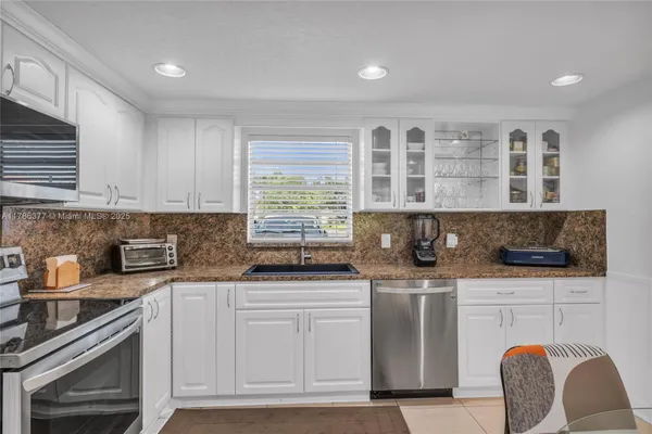 Property Slideshow image 3 of 35 | 281 s hollybrook dr apt 106, Pembroke Pines, FL, 33025