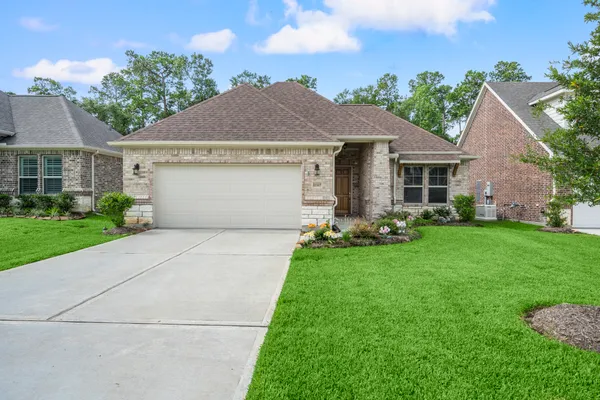 Property Slideshow image 2 of 28 | 12117 creekside villas ct, Conroe, TX, 77304