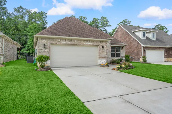 Property Slideshow image 3 of 28 | 12117 creekside villas ct, Conroe, TX, 77304