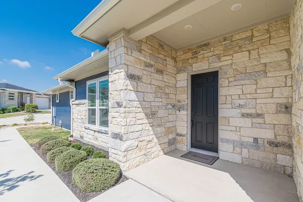 Property Slideshow image 3 of 40 | 112 diving crest cv unit 103, San Marcos, TX, 78666