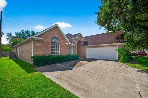 Property Slideshow image 3 of 46 | 3943 e peach hollow cir, Pearland, TX, 77584