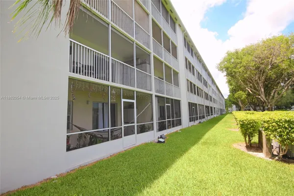 Property Slideshow image 3 of 31 | 301 sw 135th ave 113c, Pembroke Pines, FL, 33027