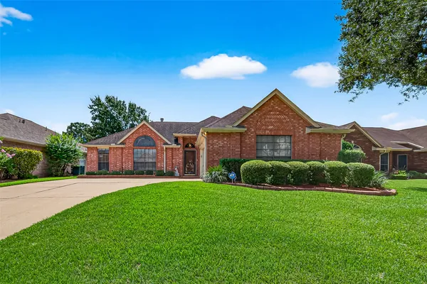 Property Slideshow image 3 of 36 | 827 w peach hollow cir, Pearland, TX, 77584