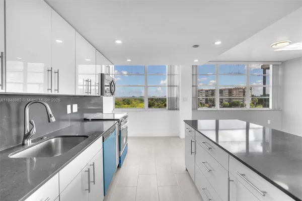 Property Slideshow image 3 of 28 | 1000 saint charles pl apt 512, Pembroke Pines, FL, 33026