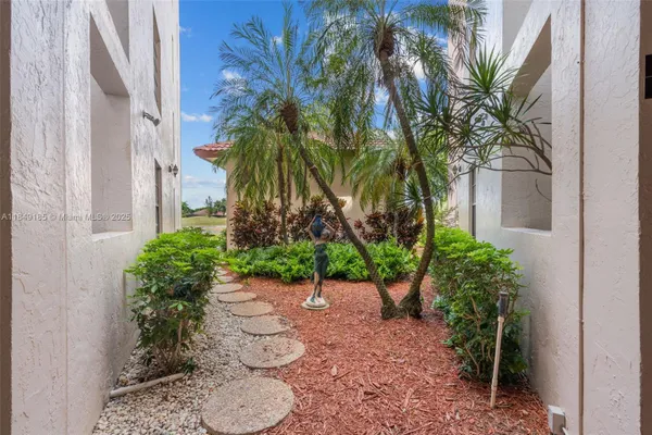 Property Slideshow image 2 of 21 | 3485 environ blvd c205, Lauderhill, FL, 33319