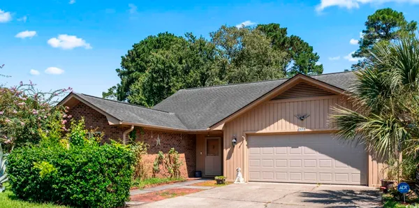 Property Slideshow image 2 of 35 | 111 laurelwood ln, Conway, SC, 29526