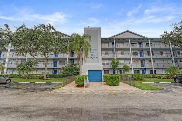 Property Slideshow image 2 of 28 | 800 sw 125th way o312, Pembroke Pines, FL, 33027