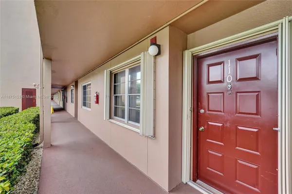 Property Slideshow image 3 of 28 | 300 sw 130th ter 110b, Pembroke Pines, FL, 33027