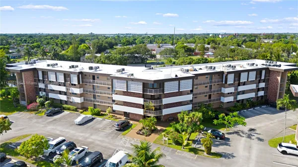 Property Slideshow image 2 of 22 | 2901 nw 46th ave apt 408, Lauderdale Lakes, FL, 33313