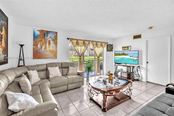 Property Slideshow image 2 of 31 | 150 s hollybrook ter 101, Pembroke Pines, FL, 33025