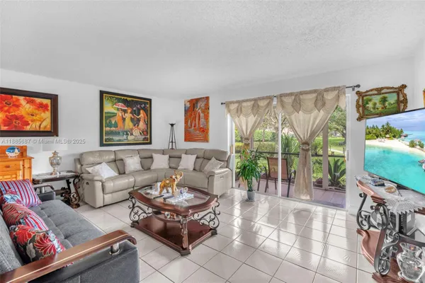 Property Slideshow image 3 of 31 | 150 s hollybrook ter 101, Pembroke Pines, FL, 33025