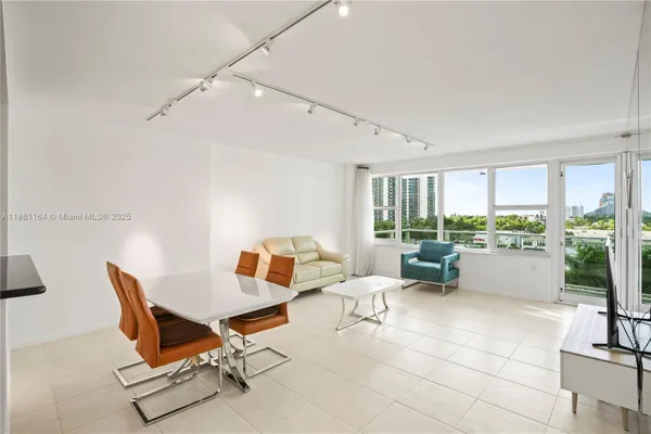 Property Slideshow image 2 of 21 | 3333 ne 34th st apt 711, Fort Lauderdale, FL, 33308