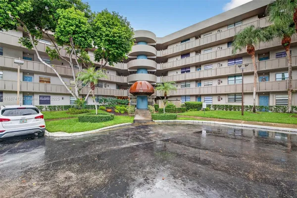 Property Slideshow image 2 of 82 | 1100 colony point cir apt 205, Pembroke Pines, FL, 33026