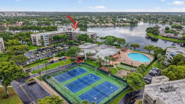 Property Slideshow image 3 of 82 | 1100 colony point cir apt 205, Pembroke Pines, FL, 33026