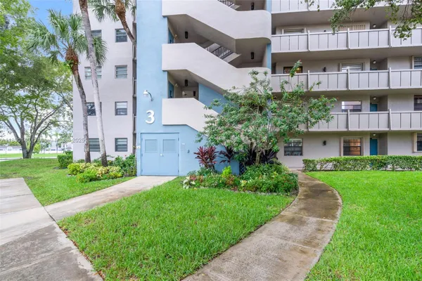 Property Slideshow image 3 of 33 | 1100 colony point cir 504, Pembroke Pines, FL, 33026