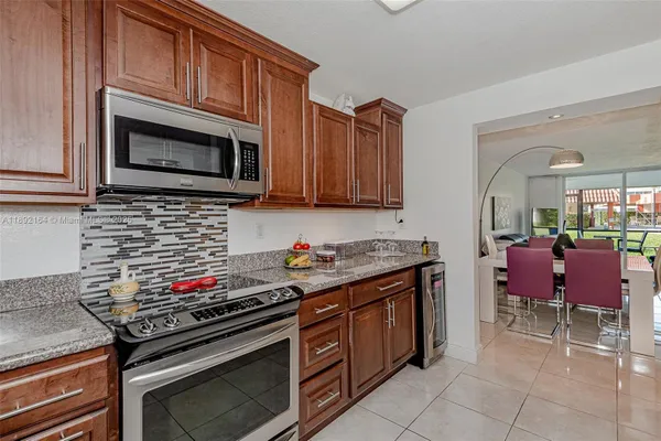 Property Slideshow image 2 of 27 | 9410 n hollybrook lake dr # 11-109, Pembroke Pines, FL, 33025
