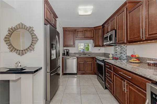 Property Slideshow image 3 of 27 | 9410 n hollybrook lake dr # 11-109, Pembroke Pines, FL, 33025